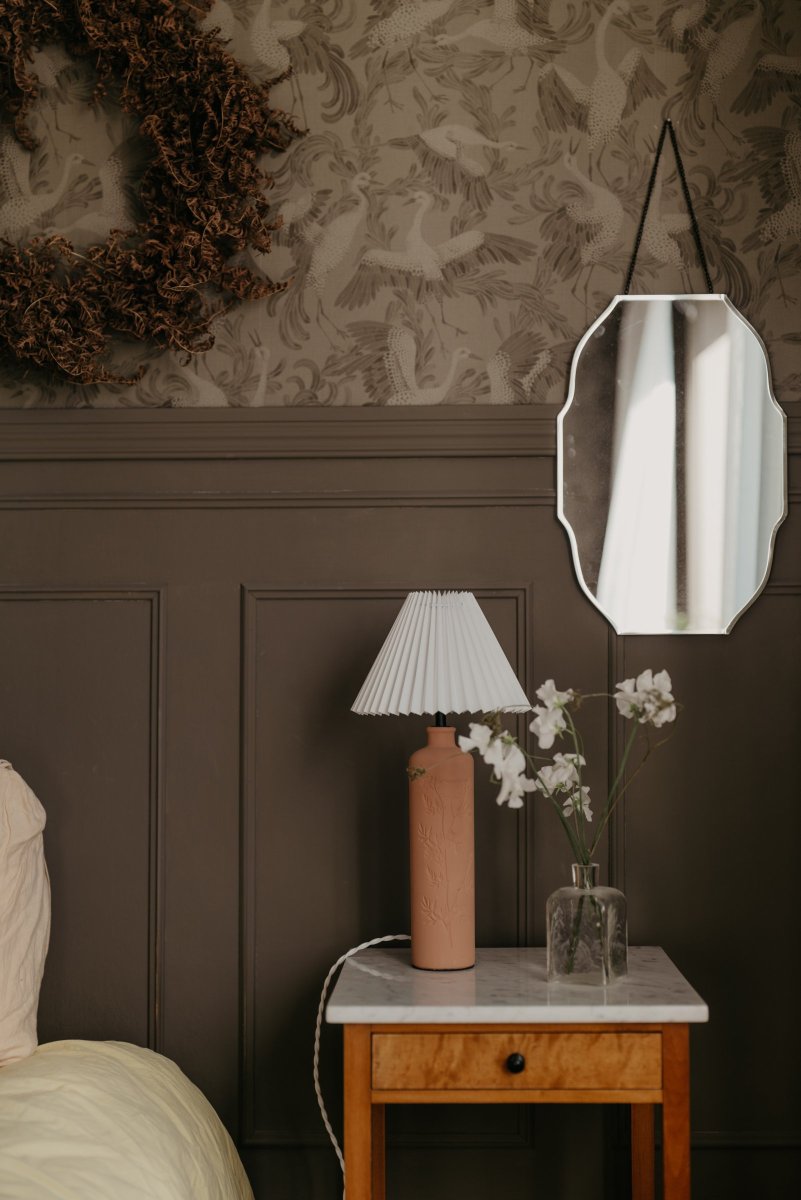 Flora 46cm Terracotta tafellamp Van Globen Lighting - Johanna wilde een lamp ontwerpen die gemaakt is van materialen, kleuren en vormen die passen in de natuur en die zowel in een landelijke als in een moderne omgeving past.