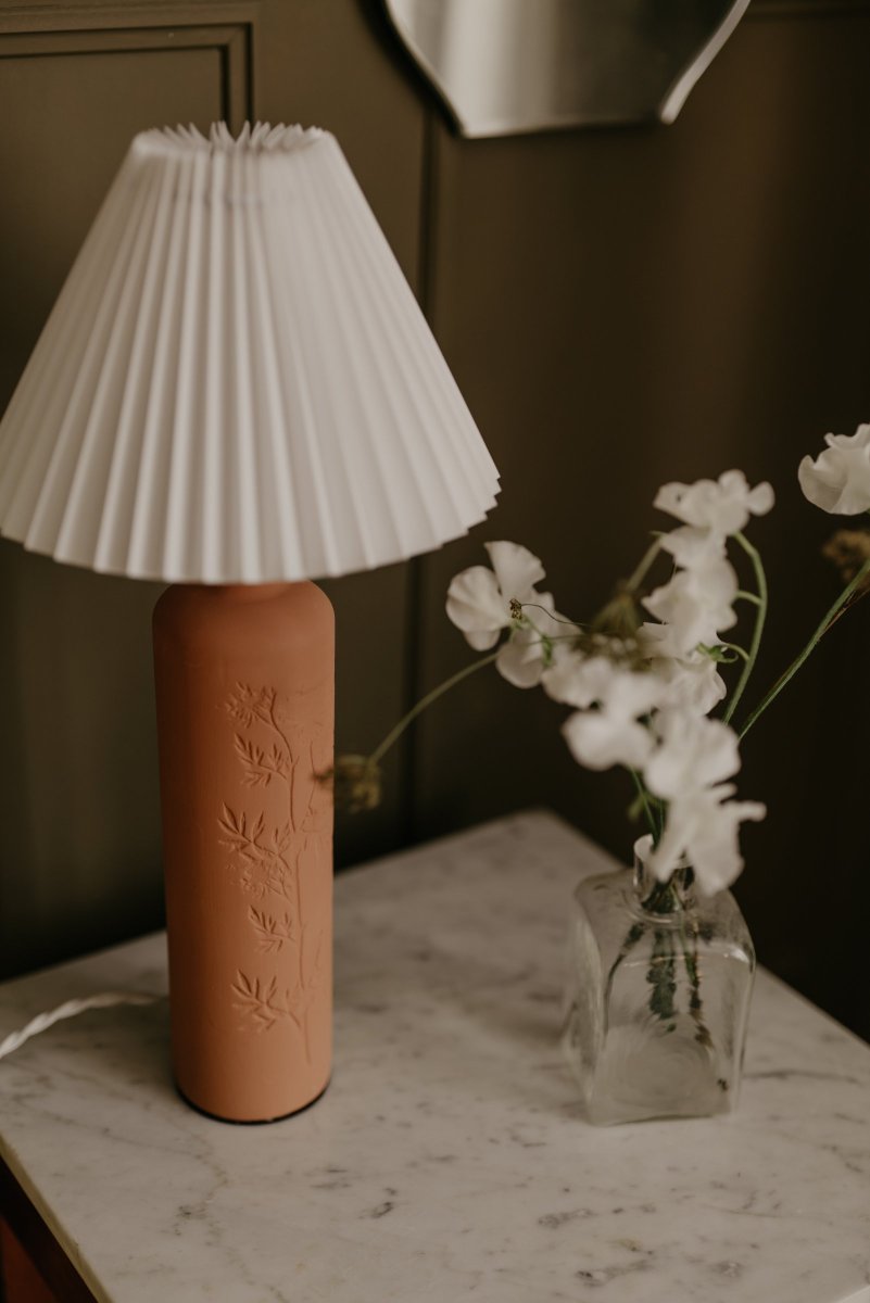 Flora 46cm Terracotta tafellamp Van Globen Lighting - Johanna wilde een lamp ontwerpen die gemaakt is van materialen, kleuren en vormen die passen in de natuur en die zowel in een landelijke als in een moderne omgeving past.