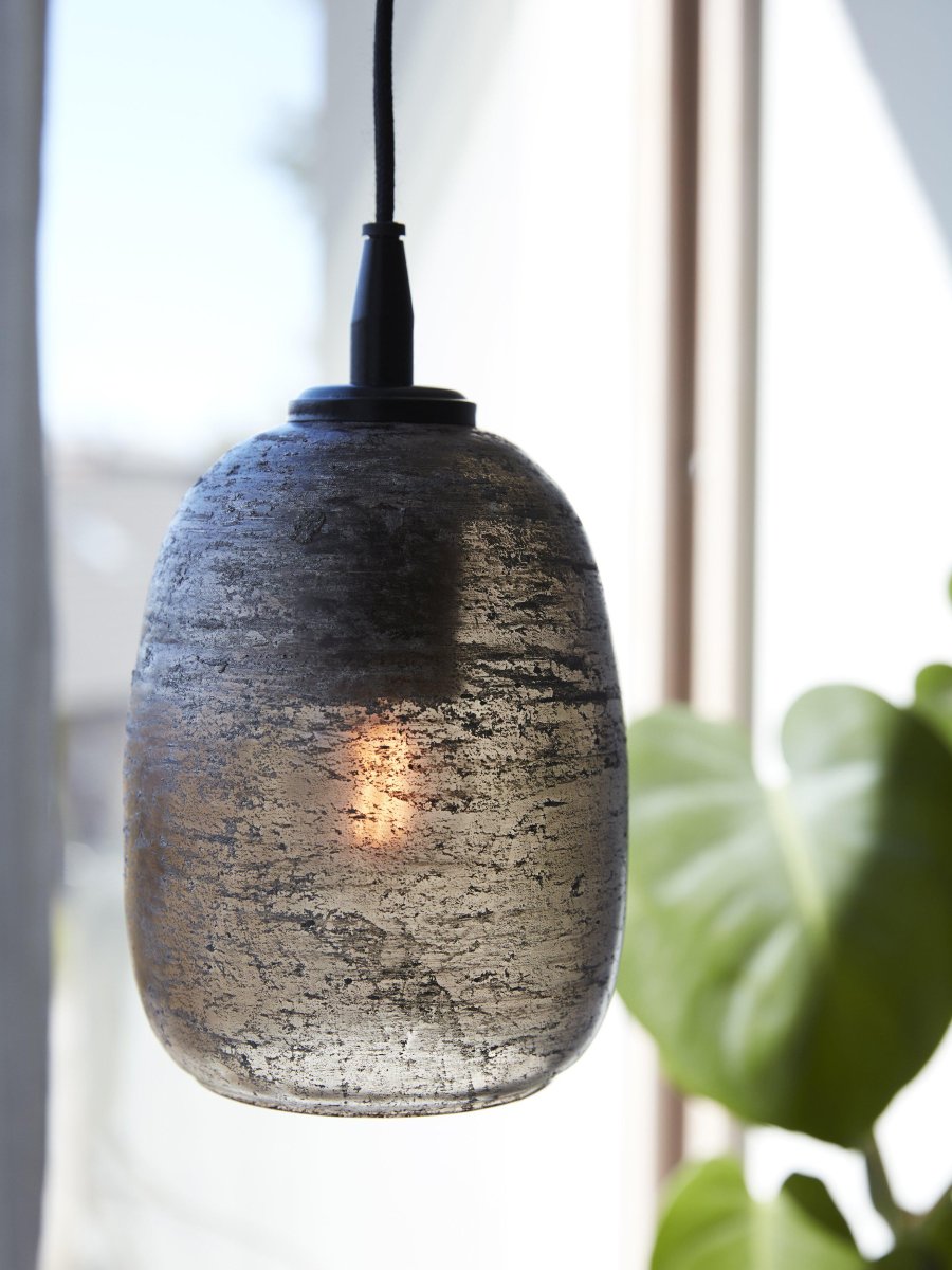 Jonna Ø12 Bruin raamlamp Van PR Home - Metalen details in matzwart en een 3 meter lang zwart textielsnoer met stekker.