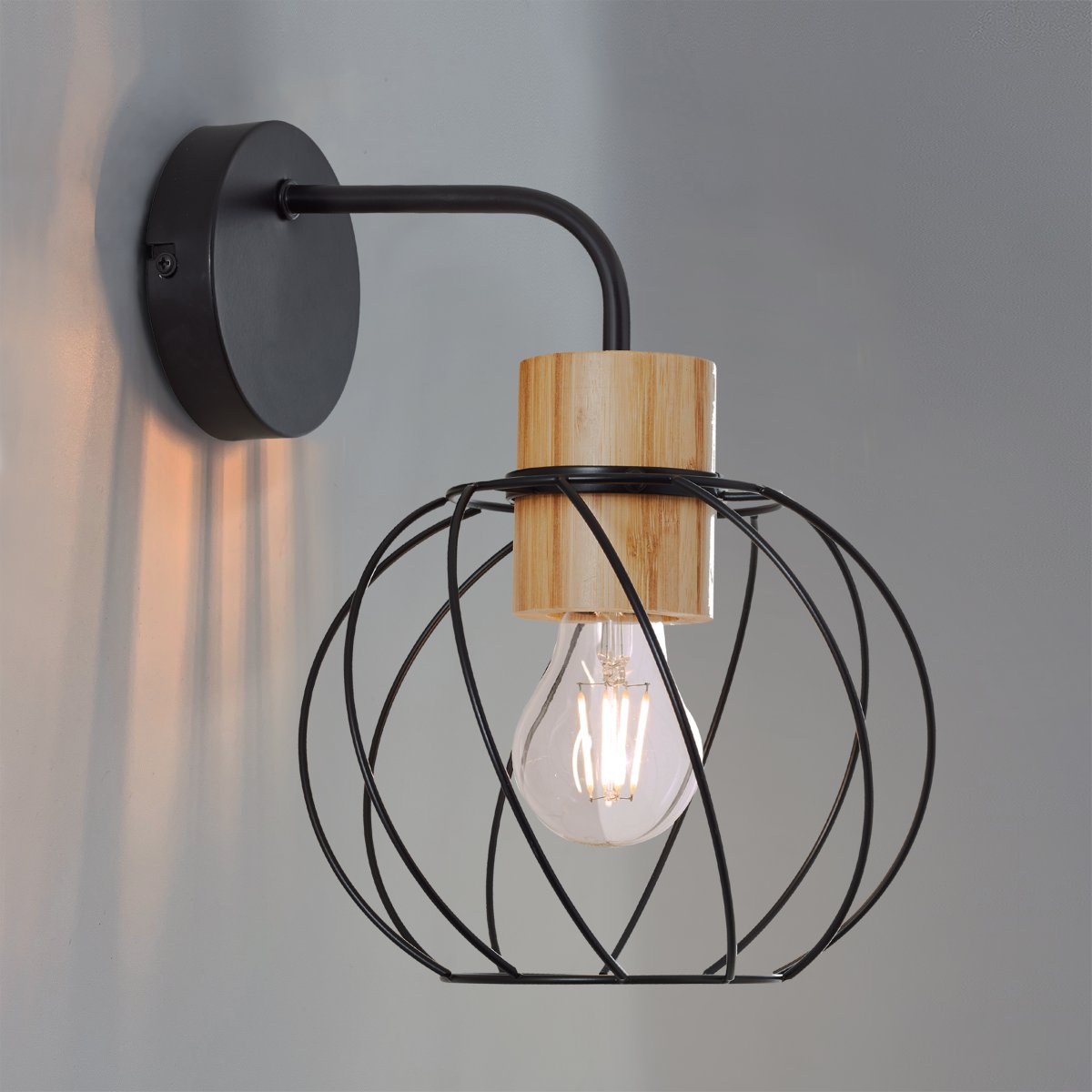 Mallow Ø20 Matzwart wandlamp Van Brilliant - De Mallow wandlamp heeft een industrieel design dat metaal en bamboe combineert om een natuurlijke uitstraling te creëren.