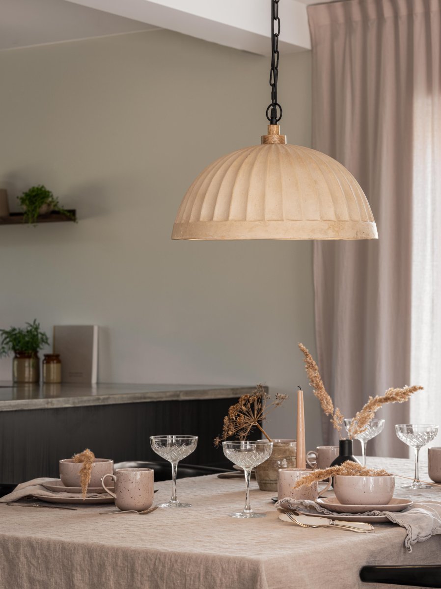 Haley Ø43 Beige hanglamp Van PR Home - 1,3 m zwarte metalen ketting en 1,5 m zwarte kunststof kabel en zwarte metalen plafondkap voor het ophangen aan de haak.