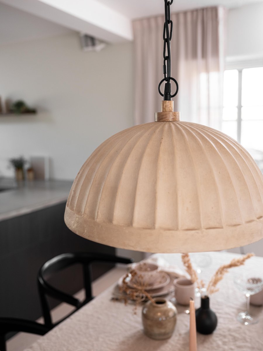 Haley Ø43 Beige hanglamp Van PR Home - 1,3 m zwarte metalen ketting en 1,5 m zwarte kunststof kabel en zwarte metalen plafondkap voor het ophangen aan de haak.