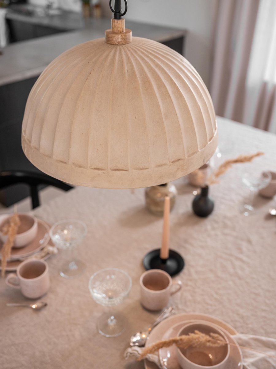 Haley Ø43 Beige hanglamp Van PR Home - 1,3 m zwarte metalen ketting en 1,5 m zwarte kunststof kabel en zwarte metalen plafondkap voor het ophangen aan de haak.