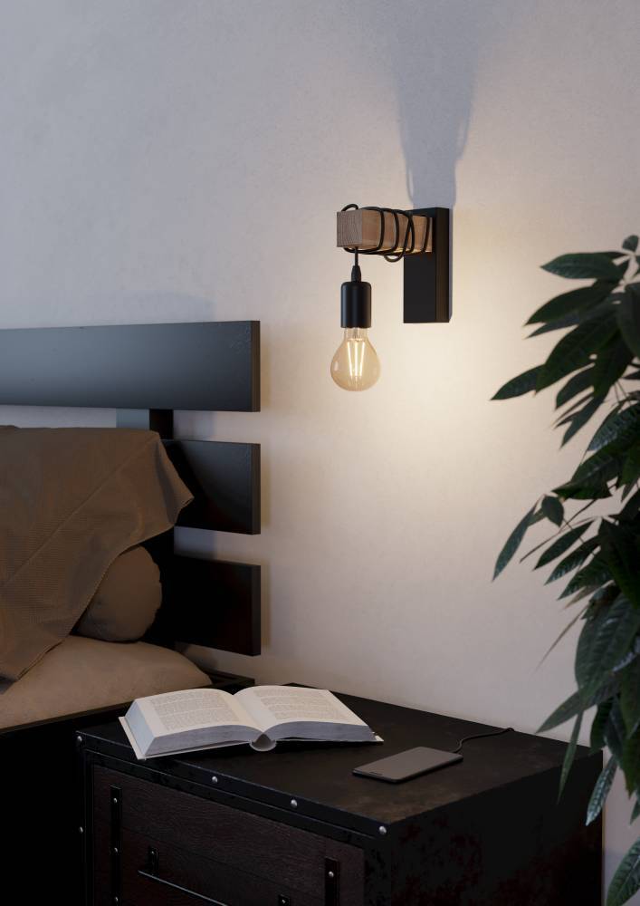 Townshend Zwart wandlamp Van Eglo - Het eenvoudige maar charmante ontwerp van de lamp past zowel in een moderne als in een landelijke omgeving en zorgt voor een warme en uitnodigende sfeer.