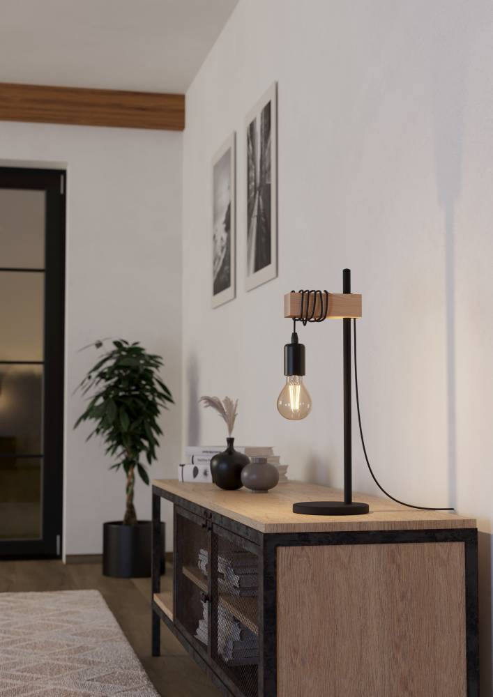 Townshend 50cm Zwart tafellamp Van Eglo - Het eenvoudige maar charmante ontwerp van de lamp past zowel in een moderne als in een landelijke omgeving en zorgt voor een warme en uitnodigende sfeer.