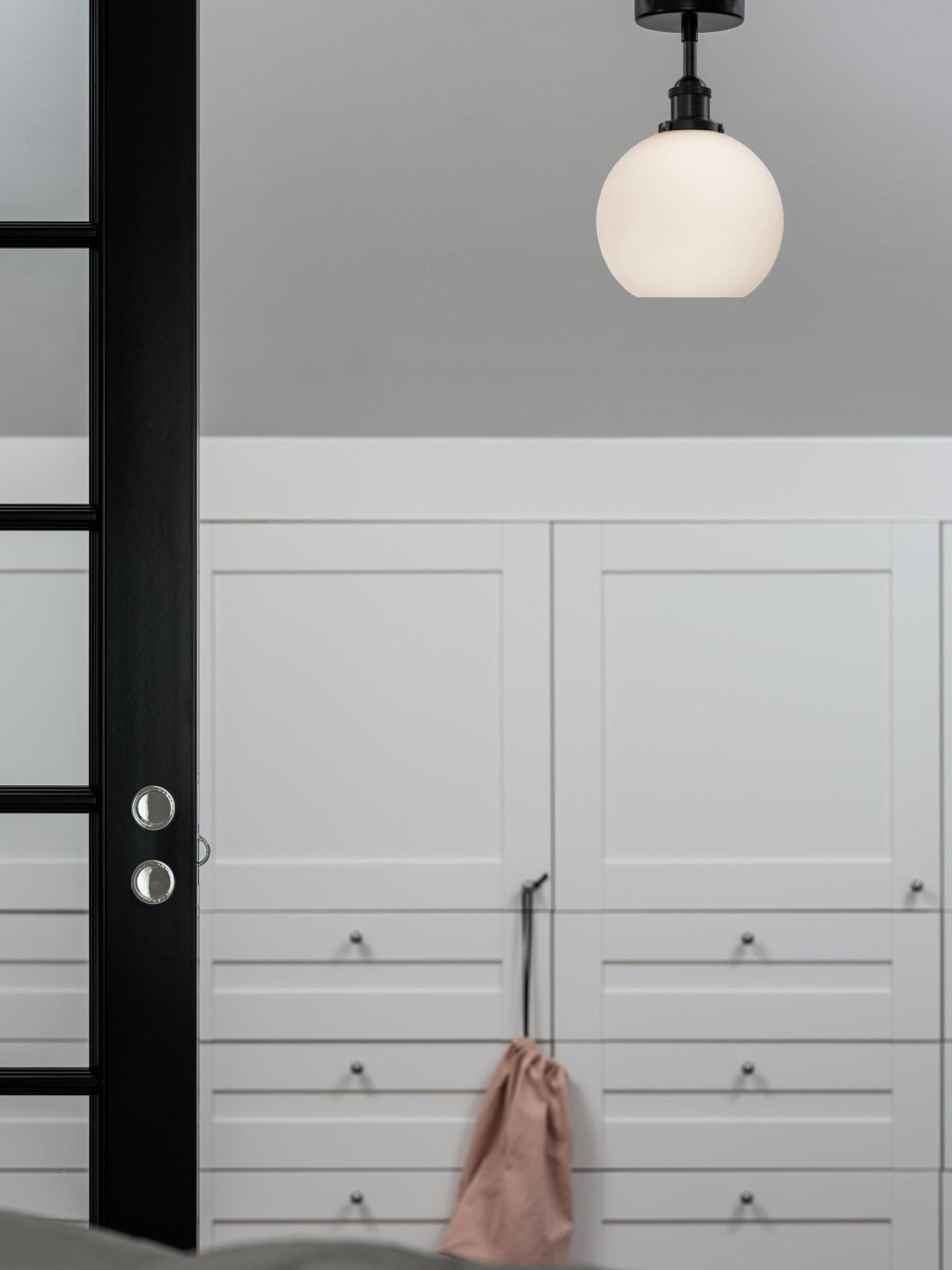 Omega Ø20 Wit plafondlamp Van PR Home - Plafondlamp met haakophanging in een klassiek design, uitgevoerd in opaalglas en een metalen chassis in een matzwarte afwerking.