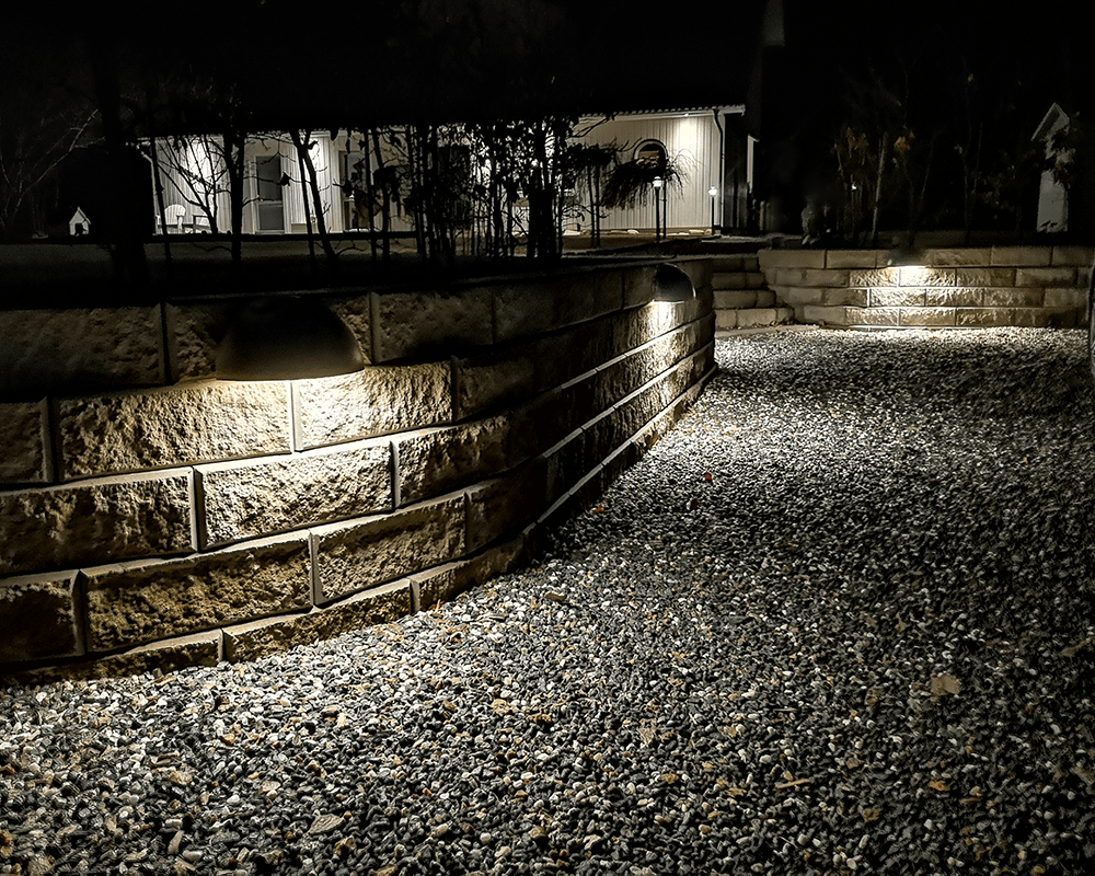 Uni Zwart buitenlamp Van Westal - Het armatuur wordt geleverd met een vaste LED-unit, dimbaar met een faseaansnijdingsdimmer.