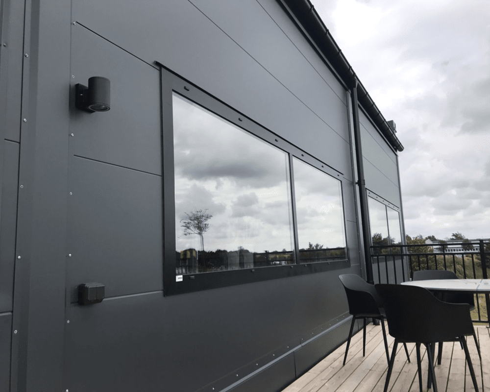 Heron I Zwart buitenlamp Van Westal - De driver is geïntegreerd en aan de achterzijde bevindt zich een in-/uitgang.