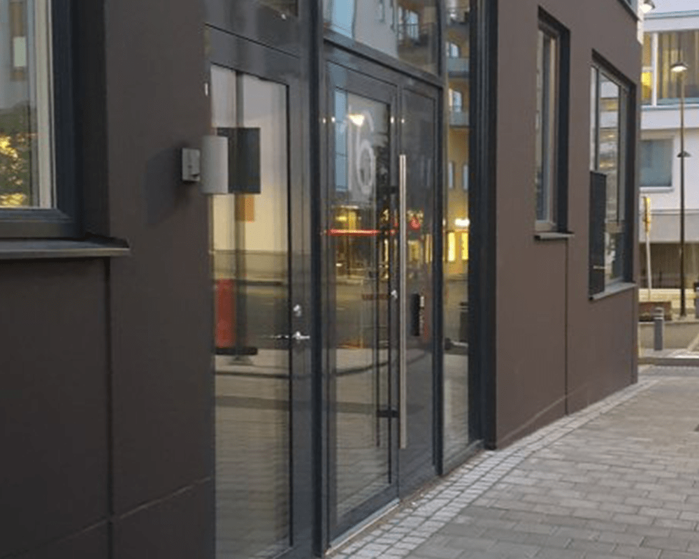 Heron II Grijs buitenlamp Van Westal - De driver is geïntegreerd en aan de achterzijde bevindt zich een in-/uitgang.