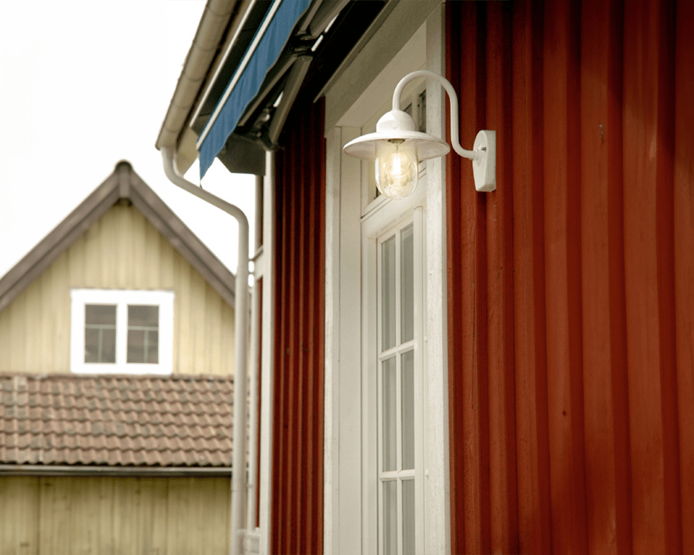 Nisse Wit buitenlamp Van Westal - De achterkant heeft twee in- en uitgangen en een snelkoppelaansluiting.
