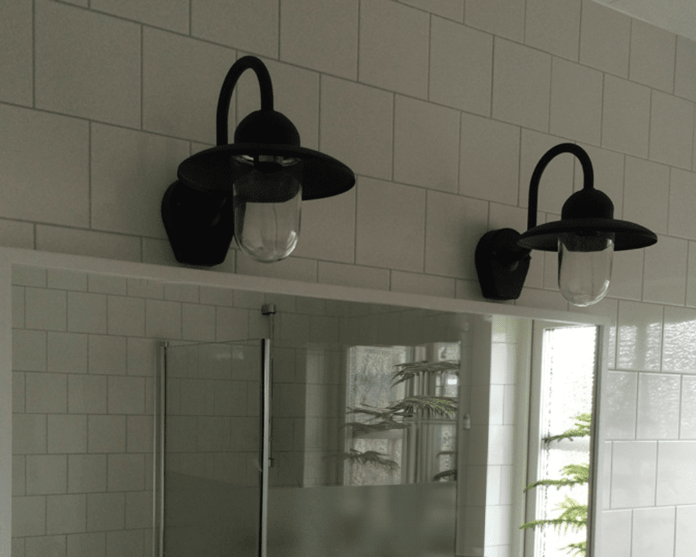Nisse Geoxideerd koper buitenlamp Van Westal - De achterkant heeft twee in- en uitgangen en een snelkoppelaansluiting.