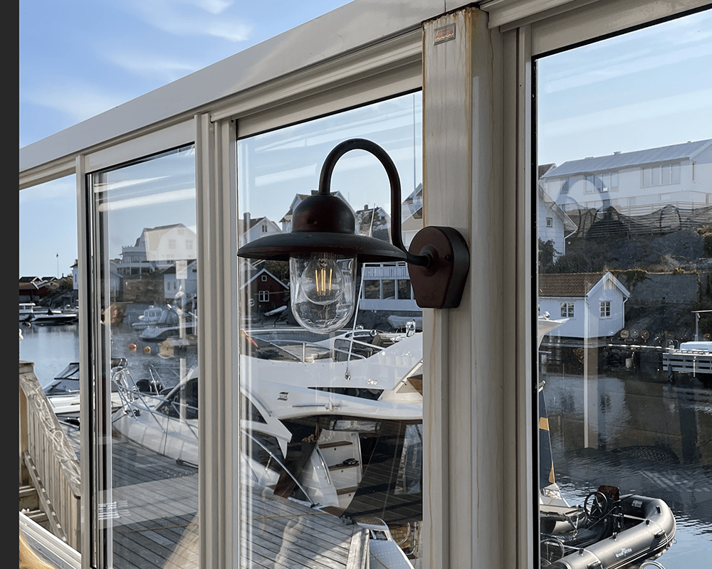 Nisse Geoxideerd koper buitenlamp Van Westal - De achterkant heeft twee in- en uitgangen en een snelkoppelaansluiting.