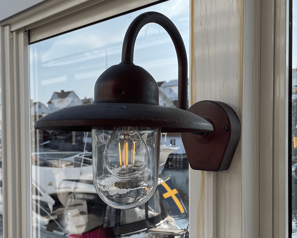Nisse Geoxideerd koper buitenlamp Van Westal - De achterkant heeft twee in- en uitgangen en een snelkoppelaansluiting.