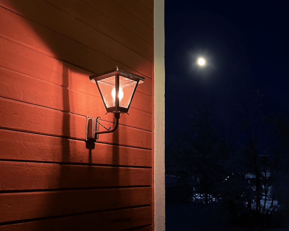 Gustav upp Zwart buitenlamp Van Westal - U kunt kiezen uit een naar boven of naar beneden gerichte lantaarn met een gelakte en roestbestendige afwerking of in prachtig geoxideerd koper.