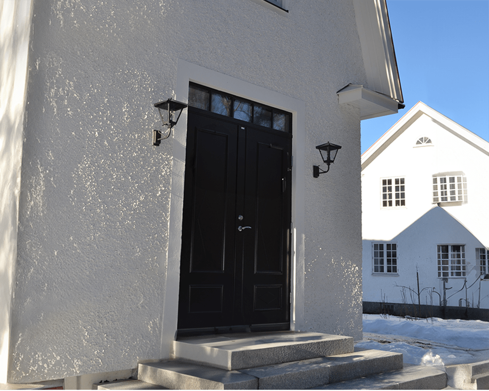 Gustav upp Zwart buitenlamp Van Westal - U kunt kiezen uit een naar boven of naar beneden gerichte lantaarn met een gelakte en roestbestendige afwerking of in prachtig geoxideerd koper.