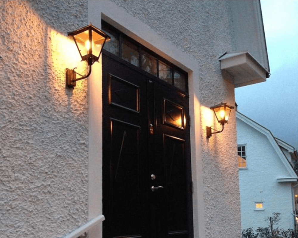 Gustav upp Zwart buitenlamp Van Westal - U kunt kiezen uit een naar boven of naar beneden gerichte lantaarn met een gelakte en roestbestendige afwerking of in prachtig geoxideerd koper.