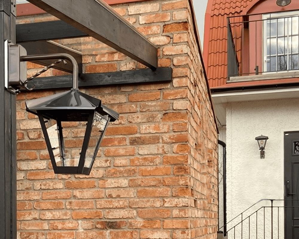 Gustav ned Geoxideerd koper buitenlamp Van Westal - U kunt kiezen uit een naar boven of naar beneden gerichte lantaarn met een gelakte en roestbestendige afwerking of in prachtig geoxideerd koper.