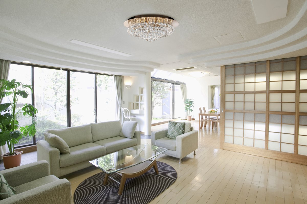 Hanna Ø55 Goud plafondlamp Van Searchlight - De luxueuze lamp hangt dicht bij het plafond en heeft acht lichtbronnen, omgeven door decadente kristallen randen en ballen.