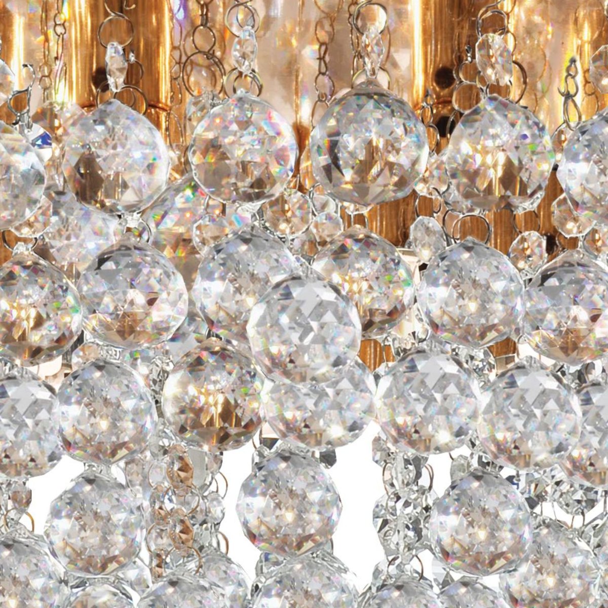 Hanna Ø55 Goud plafondlamp Van Searchlight - De luxueuze lamp hangt dicht bij het plafond en heeft acht lichtbronnen, omgeven door decadente kristallen randen en ballen.