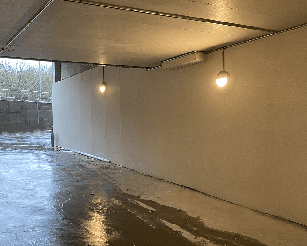 Diploma halv Zwart buitenlamp Van Westal - Aan de achterzijde bevinden zich twee in- en uitgangen en zijn voorzien van snelaansluitklemmen voor eenvoudige aansluiting.