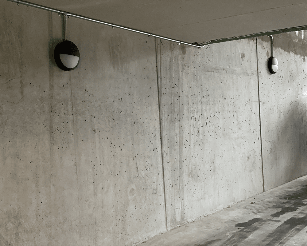 Diploma halv Zwart buitenlamp Van Westal - Aan de achterzijde bevinden zich twee in- en uitgangen en zijn voorzien van snelaansluitklemmen voor eenvoudige aansluiting.