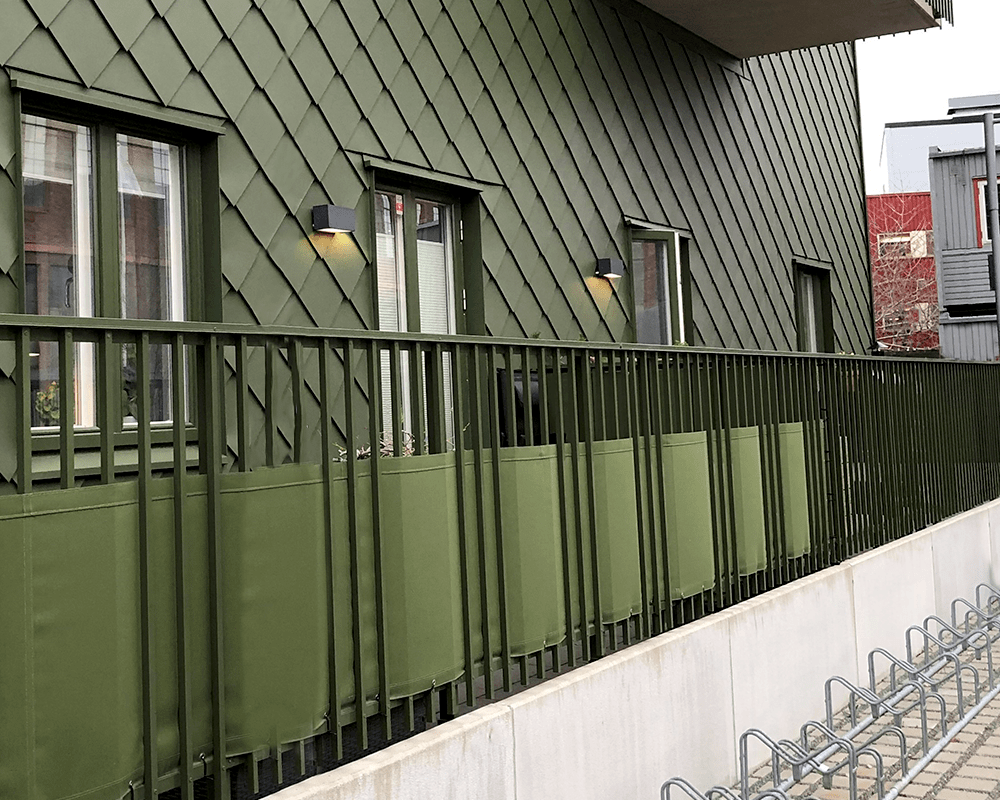 Jubilar II Zwart buitenlamp Van Westal - Het achterstuk heeft twee in- en uitgangen en is voorzien van snelaansluitklemmen voor eenvoudige aansluiting.