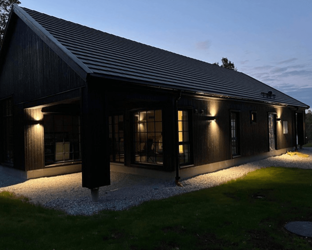 Lot Reko II Zwart buitenlamp Van Westal - Lot Reko II is een serie armaturen in spuitgietaluminium met een anti-corrosie behandeld poedercoating oppervlak.