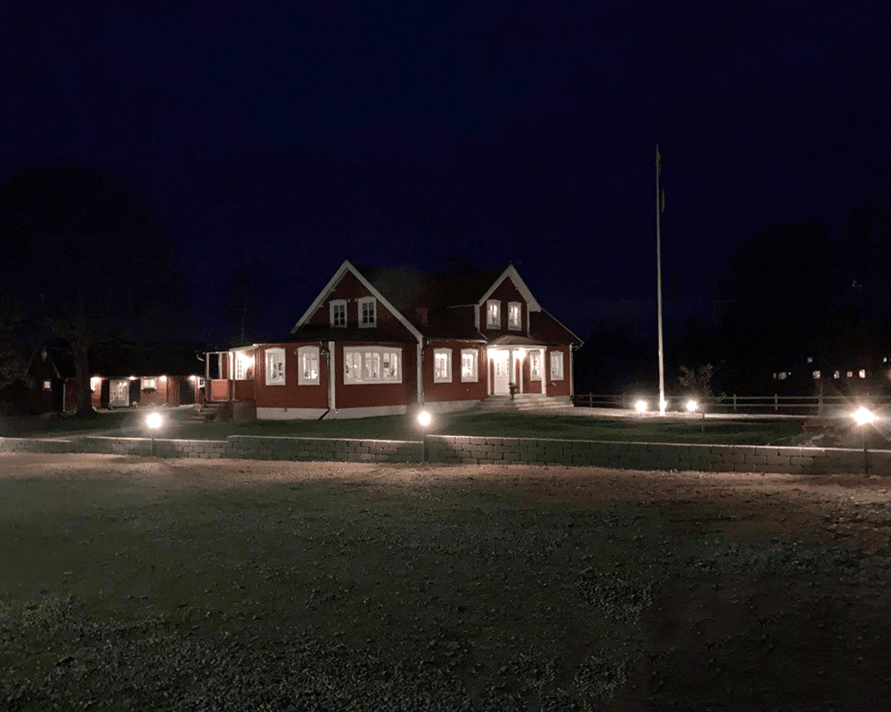 Tellus 145cm Zwart lichtpaaltjes Van Westal - Tellus is een armaturenserie die afhankelijk is van het ontwerp en die een villa, appartementengebouw of zomerhuisje een ander karakter geeft.