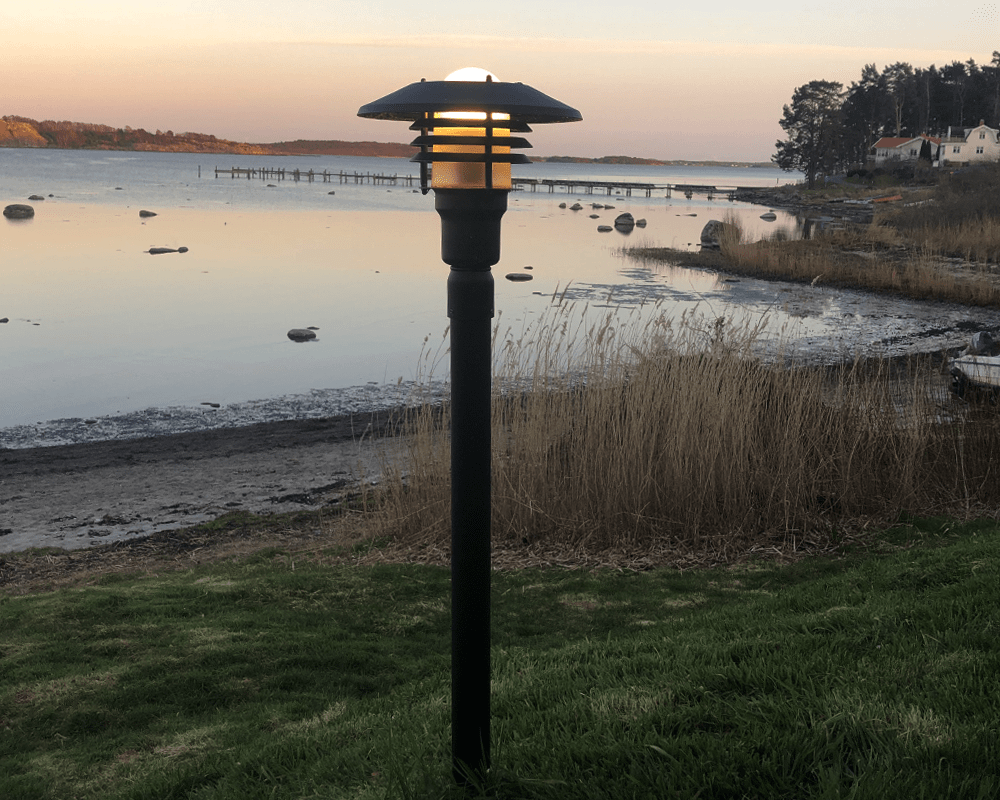 Tellus 145cm Zwart lichtpaaltjes Van Westal - Tellus is een armaturenserie die afhankelijk is van het ontwerp en die een villa, appartementengebouw of zomerhuisje een ander karakter geeft.