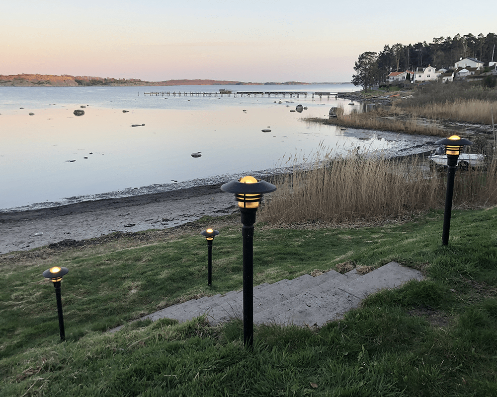 Tellus 145cm Zwart lichtpaaltjes Van Westal - Tellus is een armaturenserie die afhankelijk is van het ontwerp en die een villa, appartementengebouw of zomerhuisje een ander karakter geeft.