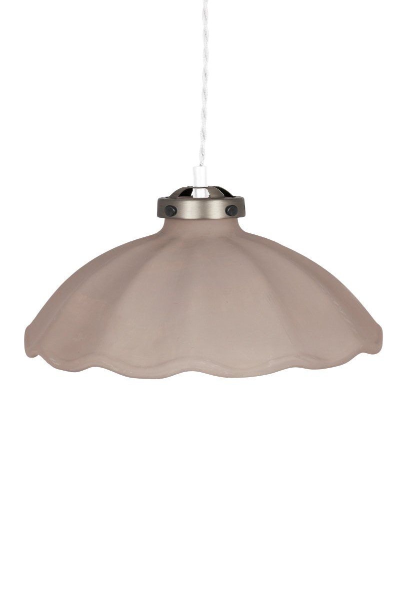 Alva Ø30 Modder hanglamp Van Globen Lighting - Het bovenste gedeelte dat het keramiek omsluit, is gemaakt van metaal in de kleur oxide en wordt gecombineerd met een 120 cm lange witte gedraaide textielkabel en een witte plafondkap van kunststof.