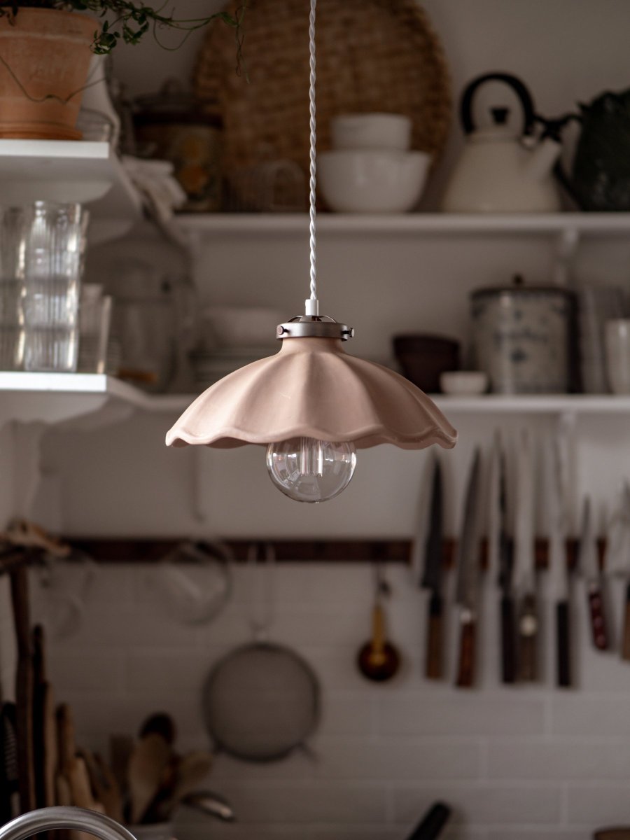 Alva Ø30 Modder hanglamp Van Globen Lighting - Het bovenste gedeelte dat het keramiek omsluit, is gemaakt van metaal in de kleur oxide en wordt gecombineerd met een 120 cm lange witte gedraaide textielkabel en een witte plafondkap van kunststof.