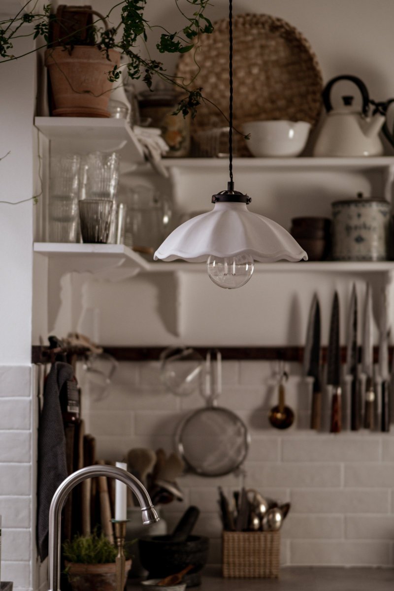 Alva Ø30 Wit hanglamp Van Globen Lighting - Het bovenste gedeelte dat het keramiek omsluit, is gemaakt van zwart metaal en wordt aangevuld met een 120 cm lange, zwarte, gedraaide textielkabel en een zwarte plafondkap van kunststof.