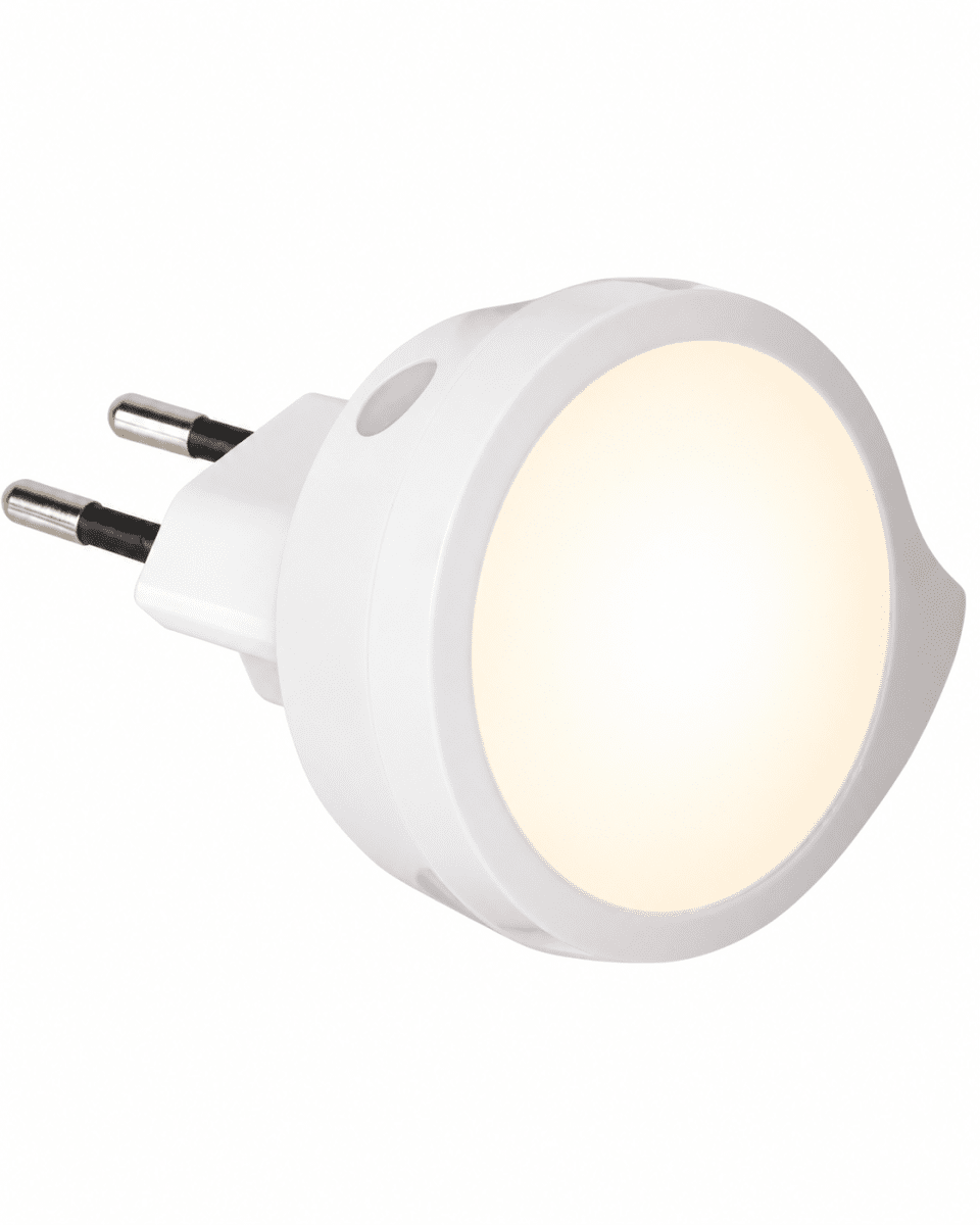 Nachtlamp Sensor LED Wit kinderlamp Van Star Trading - De lamp kan direct op een standaard stopcontact worden aangesloten en heeft geen batterijen of kabels nodig.