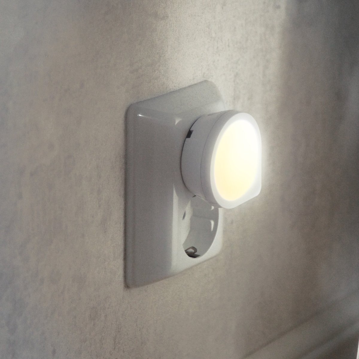 Nachtlamp Sensor LED Wit kinderlamp Van Star Trading - De lamp kan direct op een standaard stopcontact worden aangesloten en heeft geen batterijen of kabels nodig.