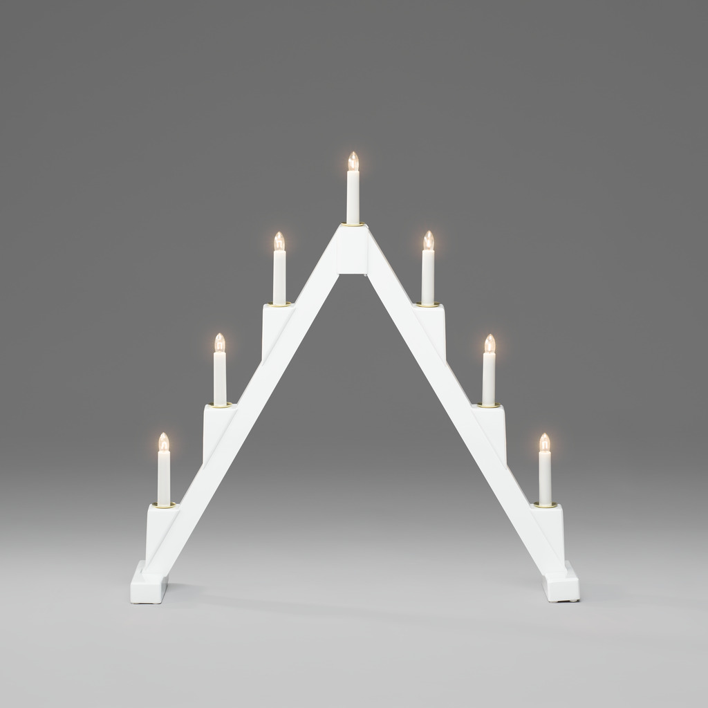 Candelabra 7 Lights Wit Van Konstsmide - Opvouwbare elektrische kandelaar met 7 kaarsen, gemaakt van wit geverfd draad, versierd met messing ringen rond elke kaars voor een elegante toets.