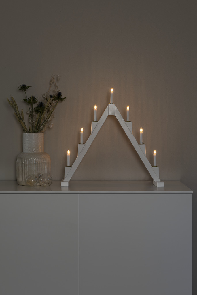 Candelabra 7 Lights Wit Van Konstsmide - Opvouwbare elektrische kandelaar met 7 kaarsen, gemaakt van wit geverfd draad, versierd met messing ringen rond elke kaars voor een elegante toets.