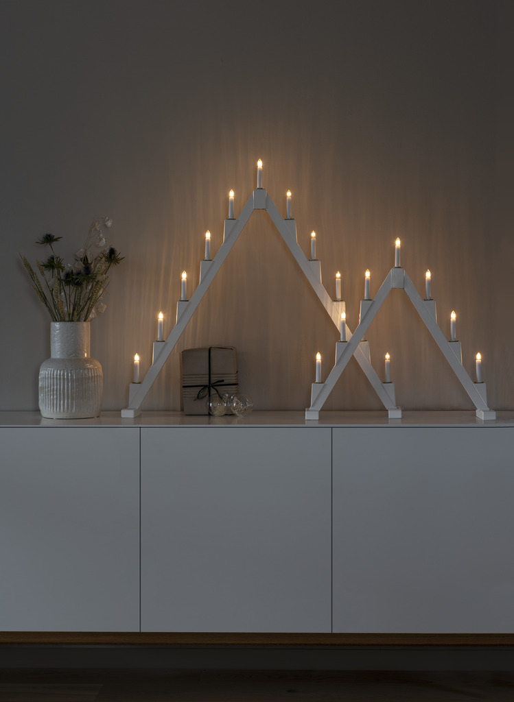 Candelabra 7 Lights Wit Van Konstsmide - Opvouwbare elektrische kandelaar met 7 kaarsen, gemaakt van wit geverfd draad, versierd met messing ringen rond elke kaars voor een elegante toets.