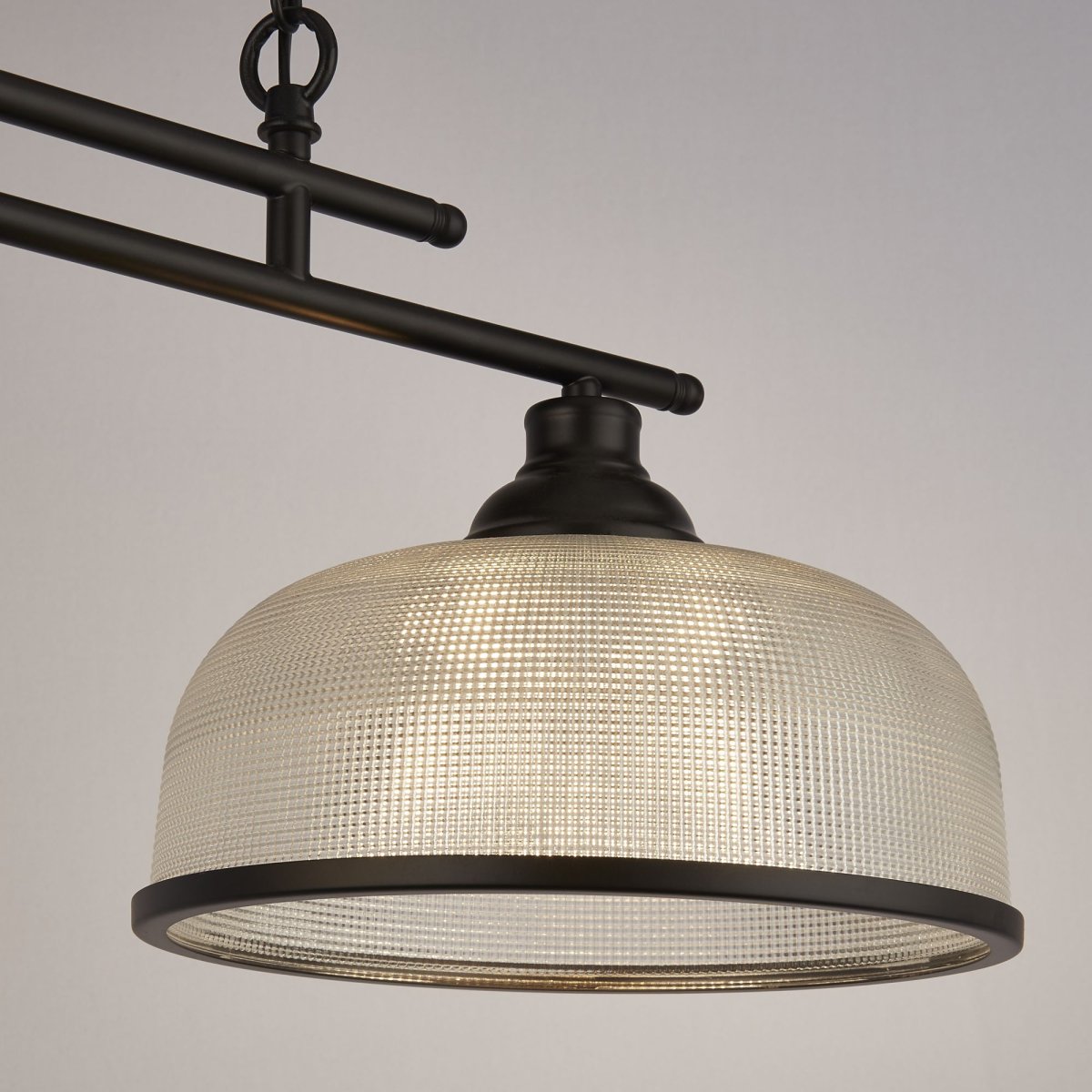 Highworth 75cm Zwart hanglamp Van Searchlight - Het zwarte metaal omlijst de glazen kappen op een elegante manier, en dankzij het in hoogte verstelbare ontwerp kun je de lamp gemakkelijk aanpassen aan de kamer en de gewenste sfeer.