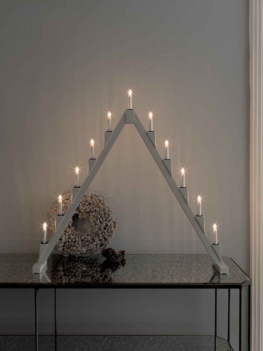 Candelabra 11 Lights Grijs Van Konstsmide - Opvouwbare elektrische kandelaar met 11 kaarsen, gemaakt van grijs geverfd hout, versierd met zwarte ringen rond elke kaars voor een elegante toets.