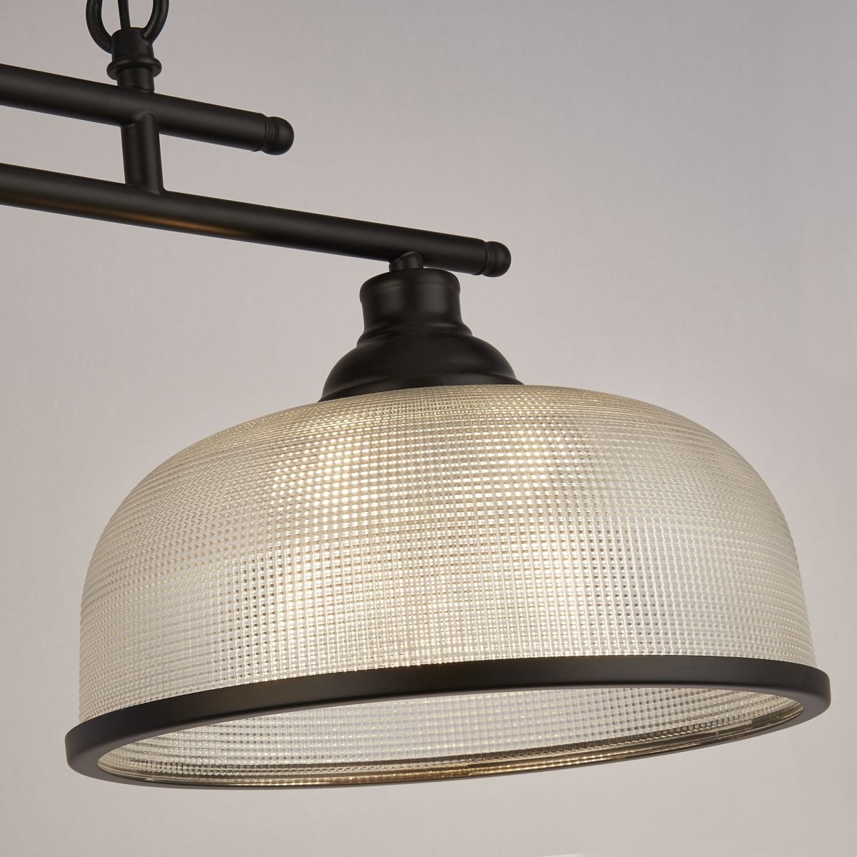 Highworth 100cm Zwart hanglamp Van Searchlight - Highworth is een stijlvolle en veelzijdige hanglamp die zowel in de keuken als in de eetkamer of woonkamer past.