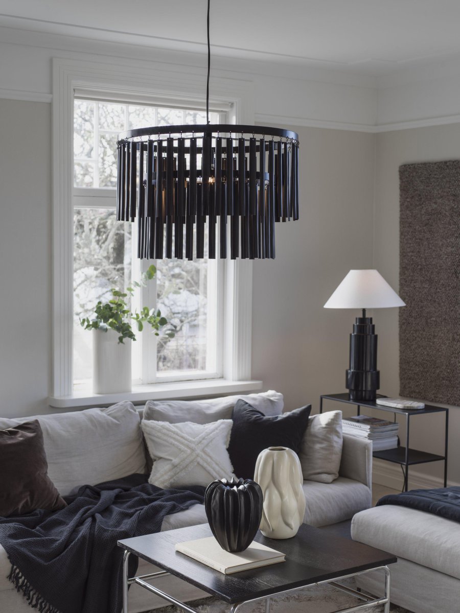 Marlow Ø45 Zwart hanglamp Van PR Home - Kroonluchter Marlow, moderne kroonluchter in zwart metaal met hangende metalen staven in 2 lagen.
