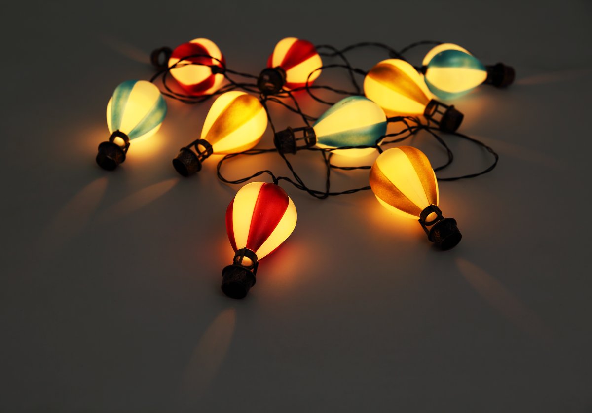 Balloon Veelkleurig solarlamp Van Globo Lighting - En unik och st&auml;mningsfull detalj som ger utomhusmilj&ouml;n en lekfull och elegant touch!