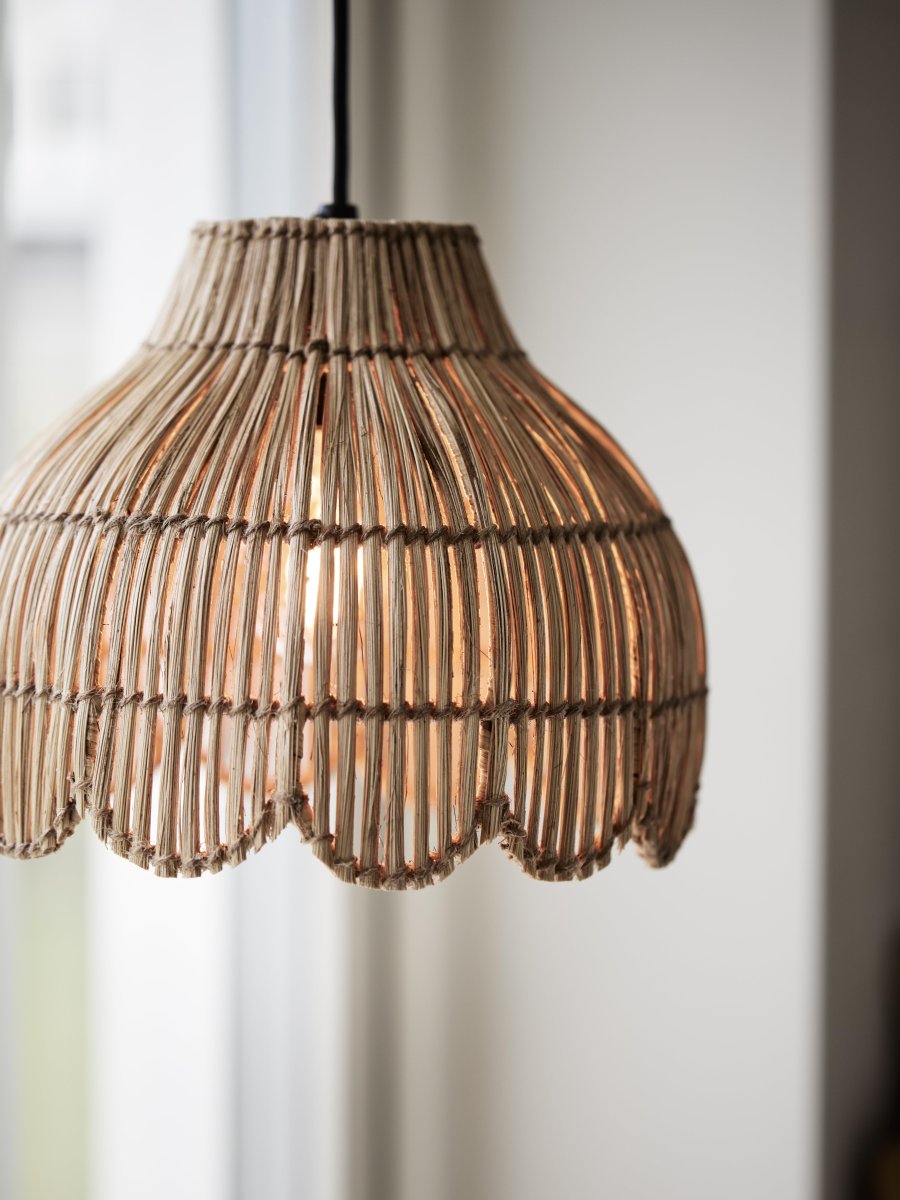 Pia Ø24 Natuur hanglamp Van PR Home - De Pia plafondlamp is handgemaakt van het natuurlijke materiaal burifiber en jutedraad en heeft een gebogen rand aan de onderkant.
