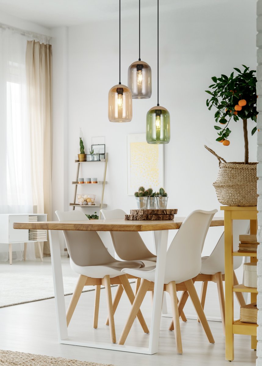 Cork Ø30 Veelkleurig hanglamp Van Trio Lighting - De materiaalmix van kurk, glas en metaal benadrukt een balans tussen modern design en de schoonheid van de natuur - Ideaal om een rustige en sfeervolle omgeving te cre&euml;ren.