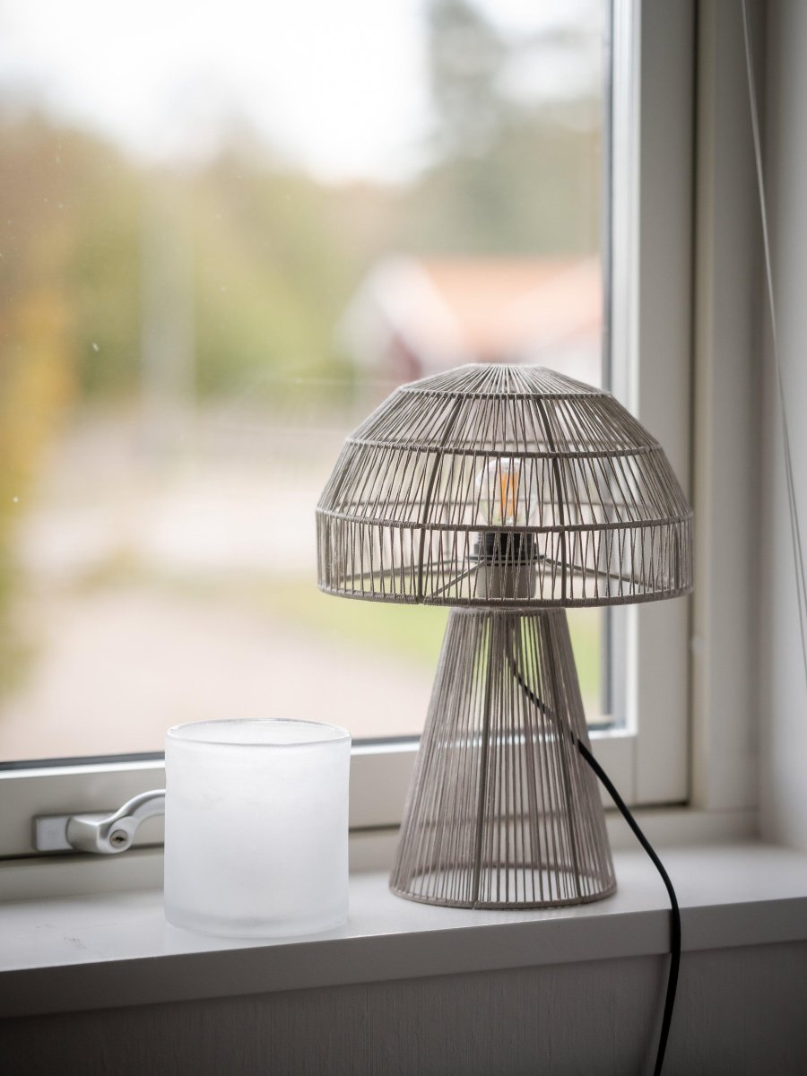 Porcini 37cm Beige tafellamp Van PR Home - De Porcini tafellamp is een handgemaakte lamp, gemaakt van een metalen frame dat met de hand is omwikkeld met glanzend garen, waardoor het licht door de draden fijn wordt gefilterd.