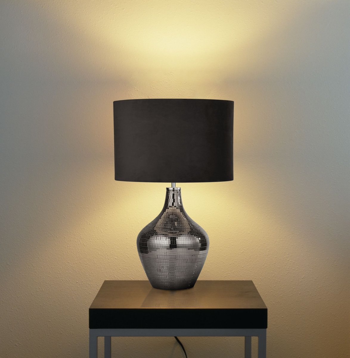Disco 54cm Bruin tafellamp Van Searchlight - De lamp cre&euml;ert een warme en uitnodigende sfeer en is tegelijkertijd een decoratief detail dat de aandacht trekt.