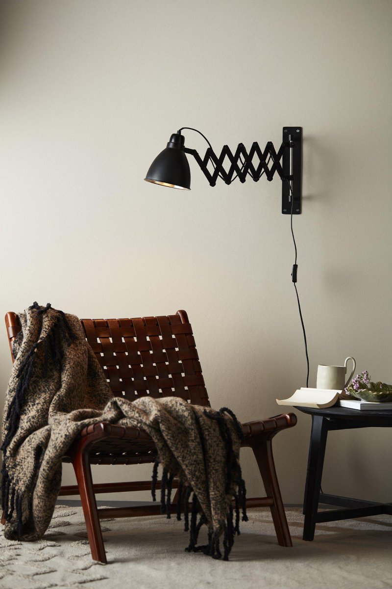 Maxime Zwart wandlamp Van PR Home - De diameter van het scherm is 16 cm.