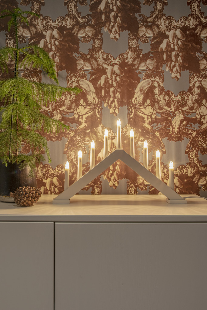 Candelabra 9 Lights Mat wit Van Konstsmide - Geef uw huis een tijdloze en stijlvolle kerstsfeer met deze elegante adventskandelaar van wit gelakt hout.