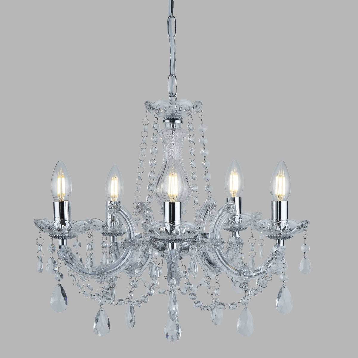 Marie Therese Ø48 Chroom hanglamp Van Searchlight - De spectaculaire en sprankelende Marie Therese kroonluchter met 5 lichtpunten en gepolijste chromen afwerking heeft een aristocratische stijl die een theatrale sfeer toevoegt aan grote ruimtes.